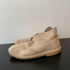 Clarks light camouflage suede chukka boots